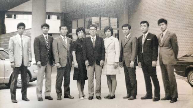 27�񐶑��ƃA���o��