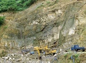 ���@����